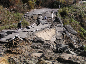 図-1．道路谷埋め盛土の被害