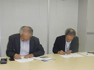 中村理事長と幸道理事長による署名